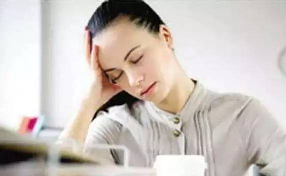 what！？“香”艷的美女成了辦公室污染源，甲醛治理非常必要！