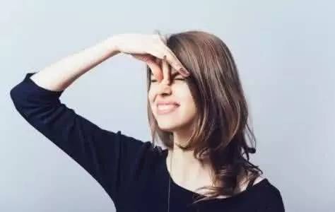 what??？“香”艷的美女成了辦公室污染源，甲醛治理非常必要！