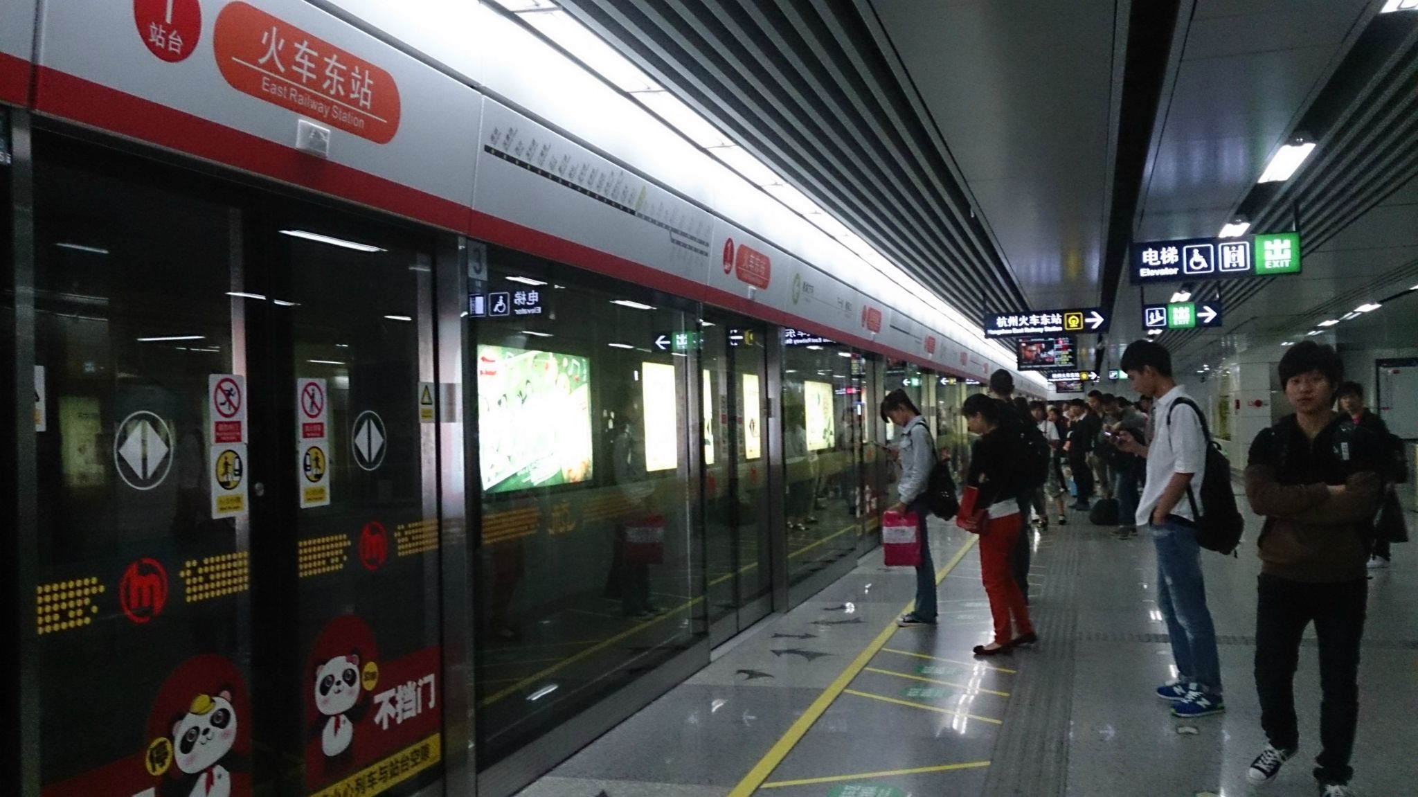 地鐵公交等公共場(chǎng)合空氣污染突出，市民盼望杭州室內(nèi)空氣檢測(cè)機(jī)構(gòu)進(jìn)行檢測(cè)