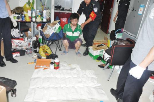 廚房水管破裂傳出刺鼻性氣味，原以為是鄰居家甲醛超標(biāo)，沒(méi)想到是“絕命毒師”