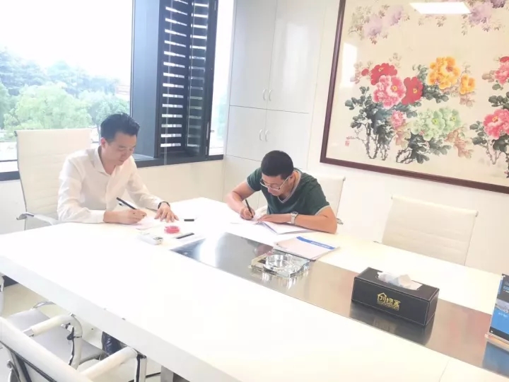 熱烈祝賀劉總簽約創(chuàng)綠家麗水市區(qū)級(jí)代理！