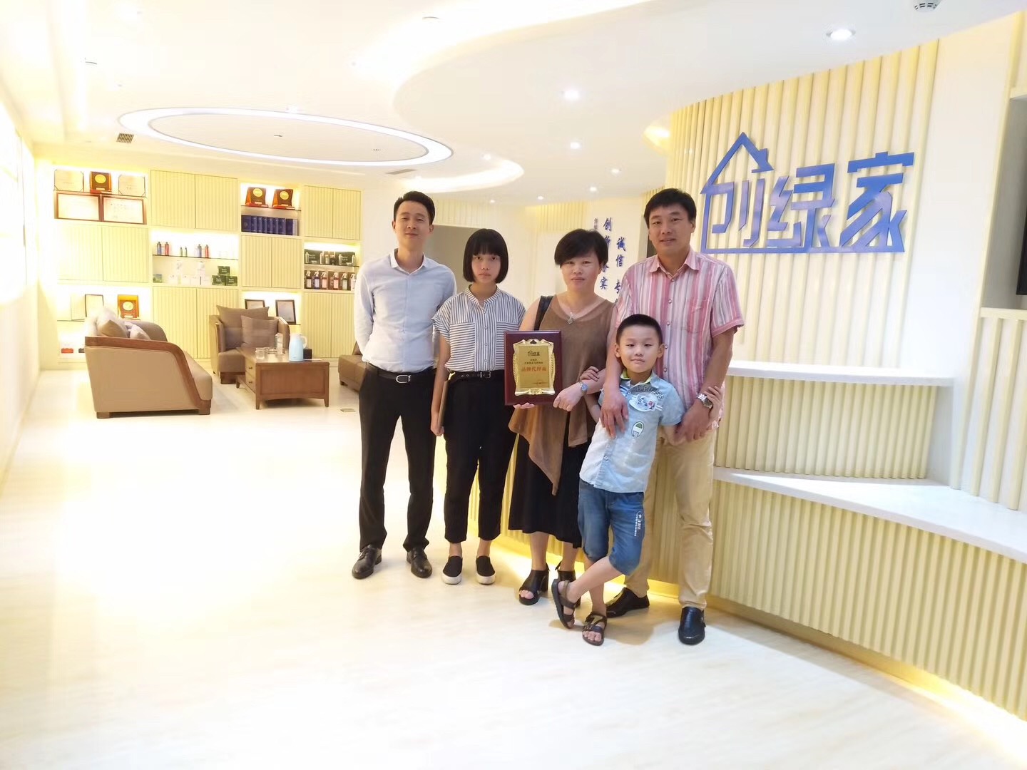 熱烈祝賀張總簽約創(chuàng)綠家泉州市區(qū)級代理！