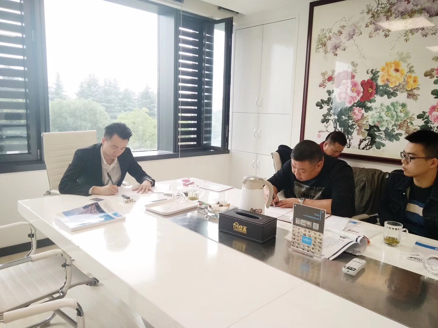 熱烈祝賀何總父子簽約創(chuàng)綠家江西省市級代理！