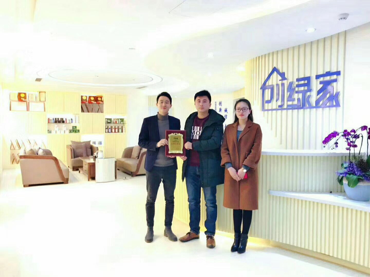 熱烈祝賀丁總夫婦簽約創(chuàng)綠家江蘇省縣級市代理！