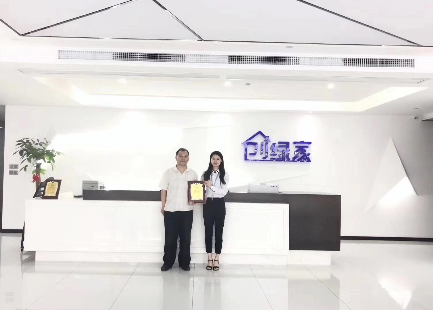 熱烈祝賀張總簽約創(chuàng)綠家鄭州市縣級(jí)代理！