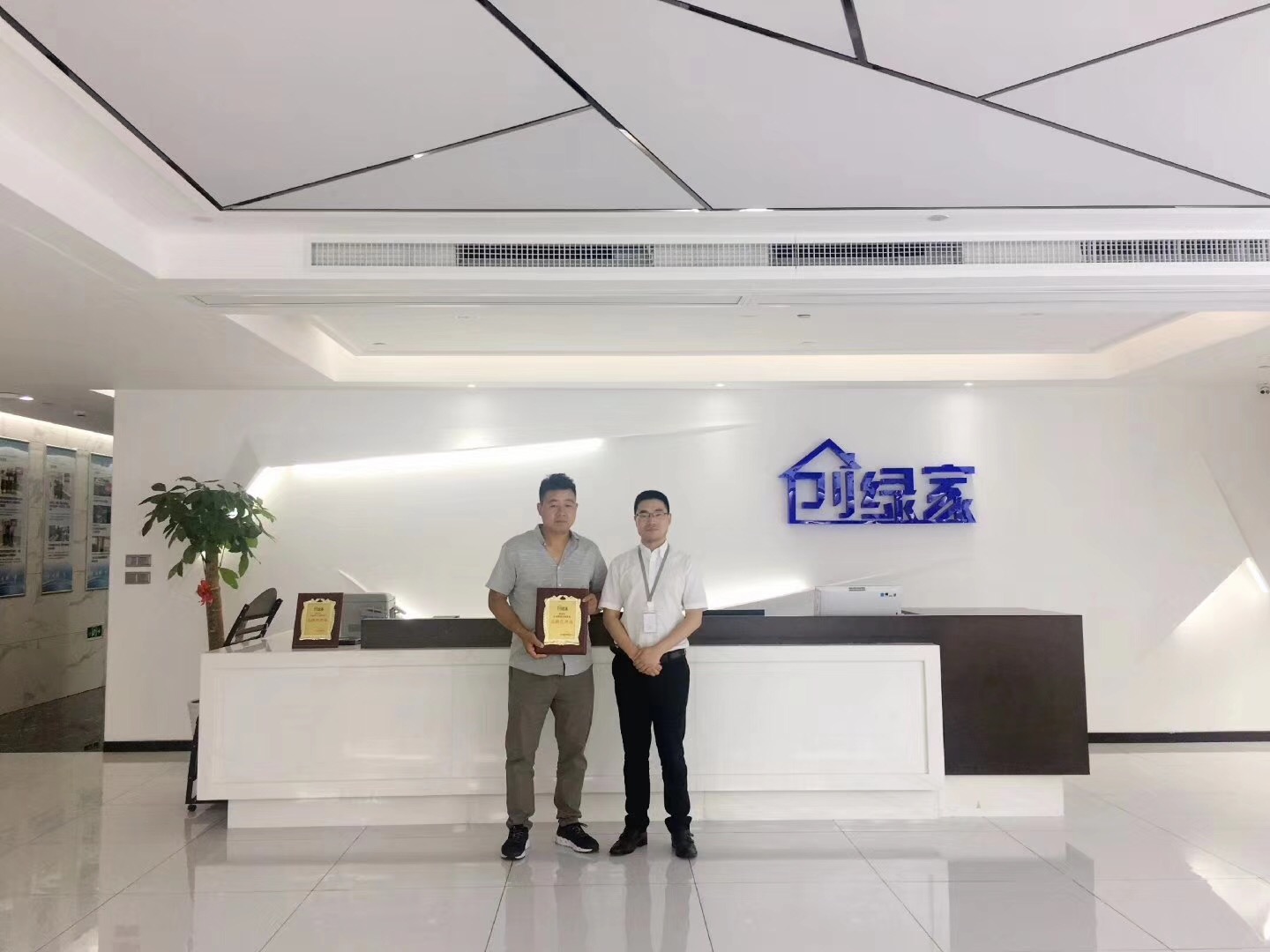 熱烈祝賀何總簽約創(chuàng)綠家信陽(yáng)市縣級(jí)代理！