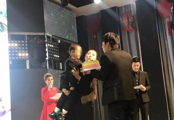 4歲男孩和媽媽辦“婚禮”，真相令人淚崩！