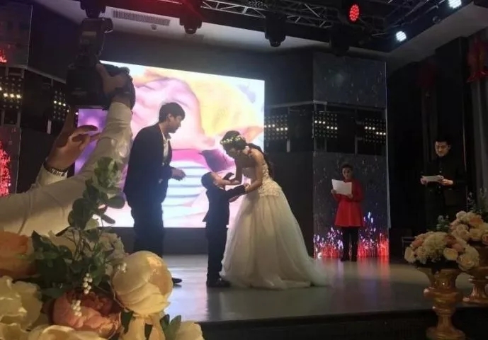 4歲男孩和媽媽辦“婚禮”，真相令人淚崩！