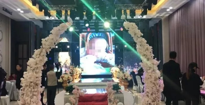 4歲男孩和媽媽辦“婚禮”，真相令人淚崩！