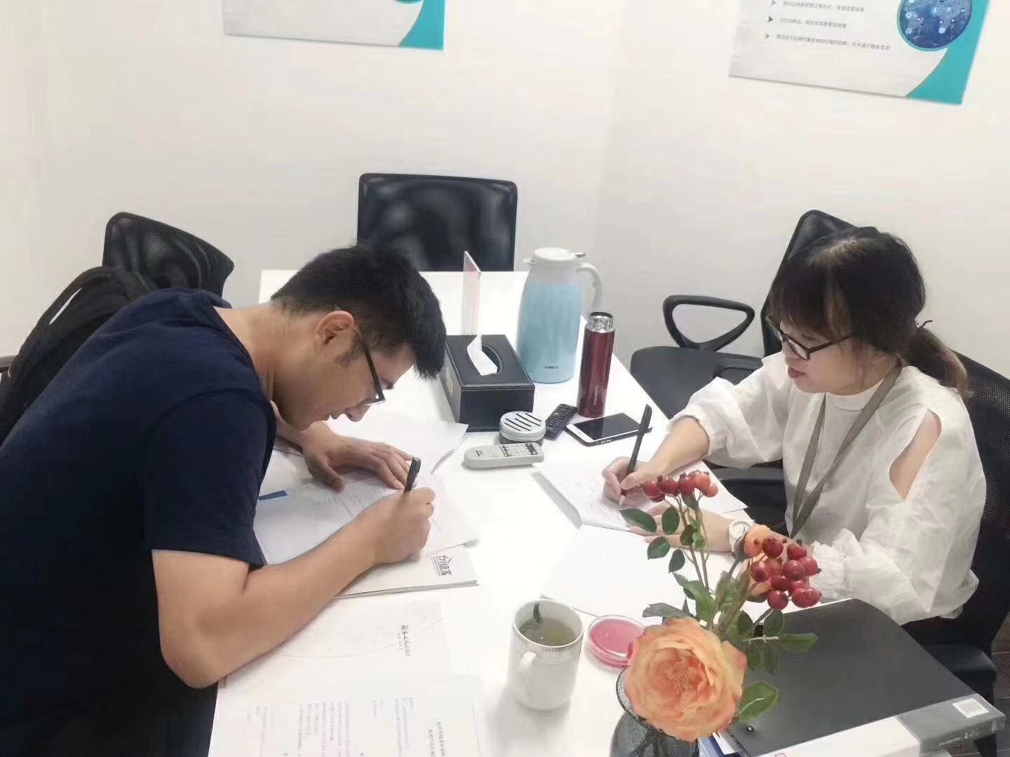 熱烈祝賀何總簽約創(chuàng)綠家塔城市縣級(jí)代理！