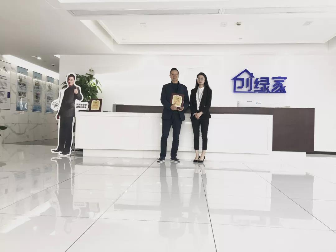 熱烈祝賀張總簽約創(chuàng)綠家成都市區(qū)級代理！