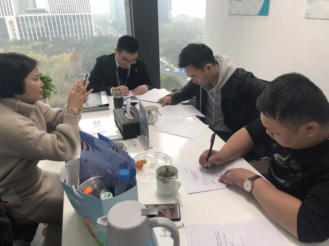 熱烈祝賀黃總夫婦簽約創(chuàng)綠家廣西南寧市區(qū)級代理！