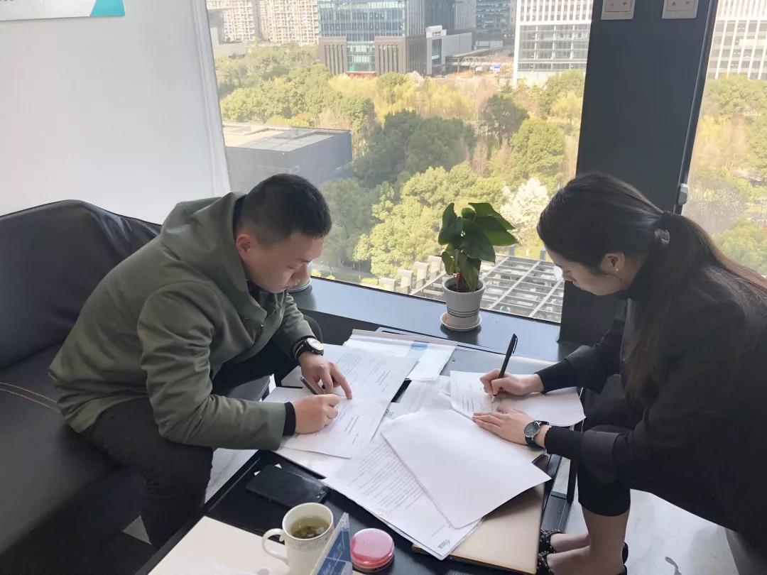 彭總之前是在國企上班，現(xiàn)在選擇自己創(chuàng)業(yè)，自己做過多方面的了解，千里迢迢來考察，注重公司實(shí)力、扶持力度和產(chǎn)品效果，對這個(gè)行業(yè)也是非常有信心，在我們除醛技術(shù)交流峰會現(xiàn)場果斷簽約！