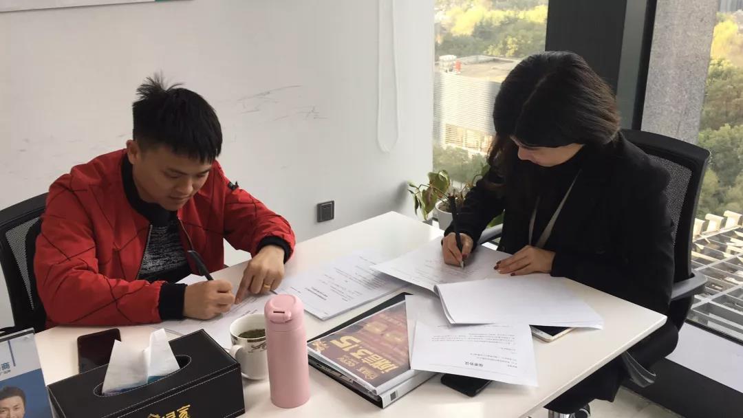 熱烈祝賀鄧總、郭總簽約創(chuàng)綠家江西省某市縣級(jí)代理！