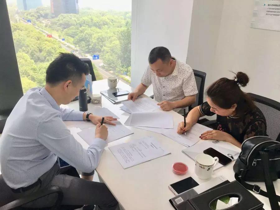 熱烈祝賀李總夫婦簽約創(chuàng)綠家湖南省常德市區(qū)級代理！