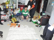 廚房水管破裂傳出刺鼻性氣味，原以為是鄰居家裝修后除甲醛沒(méi)到位，沒(méi)想到是“絕命毒師”