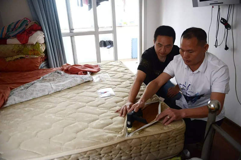 南京美女睡了10年的床墊，掀開后把全家人都嚇傻了……