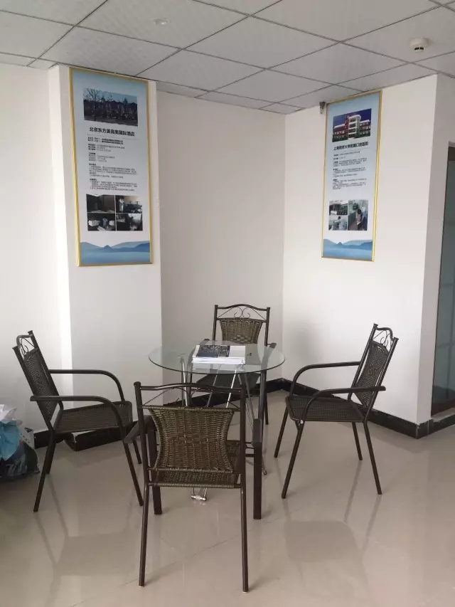 歷經(jīng)近兩個(gè)月的店面籌備工作，創(chuàng)綠家空氣治理惠州服務(wù)中心正式落成，室內(nèi)裝修污染危害社會(huì)，室內(nèi)空氣治理迫在眉睫。創(chuàng)綠家惠州服務(wù)中心將竭誠為您服務(wù)！ 溫總、朱總與公司合照 創(chuàng)綠家空氣治理惠州服務(wù)中心門面 店內(nèi)展示： 祝溫總、朱總開業(yè)生意興隆、財(cái)源廣進(jìn)！